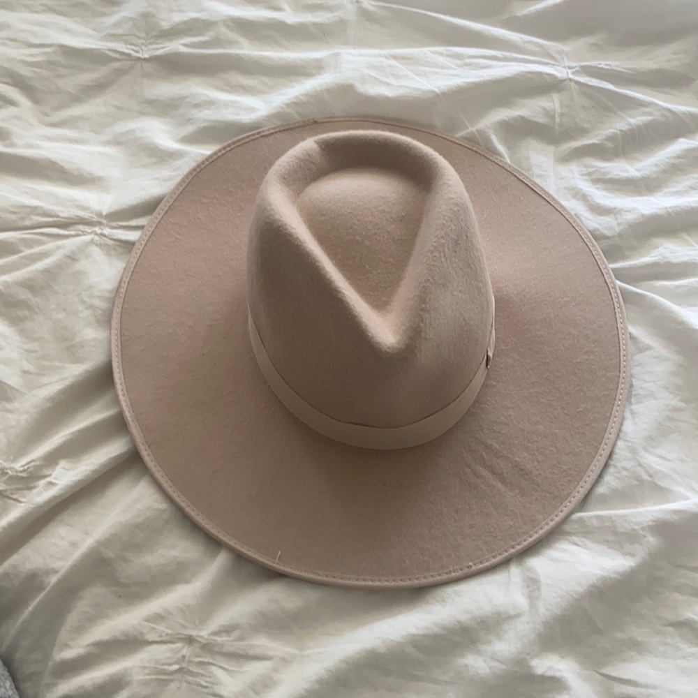 Camel, felt hat